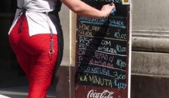 Legenda da foto da mulher de calça vermelha